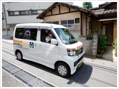 専用車両「カムカム号」で訪問します